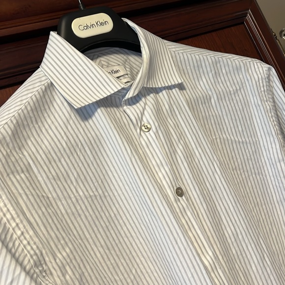 Calvin Klein Classic White with Light Gray Stripes Regular-Fit Dress Shirt! - Picture 4 of 9